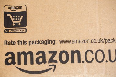 Paris, Fransa - 15 Aralık 2016: Amazon Prime parsel paket. Amazon, bir Amerikan elektronik ticaret ve bulut bilgisayar şirketi, Seattle, Washington. Bir online Kitabevi, Ama başladı