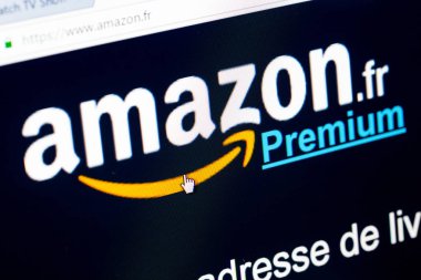 Paris, Fransa - 15 Aralık 2016: Amazon Prime Fransız ana kayıt. Amazon Prime (Premium) Fransızca olduğunu birtakım ayrıcalıklar ve Hizmetleri, stan kapsayan amazon tarafından sunulan yıllık abonelik