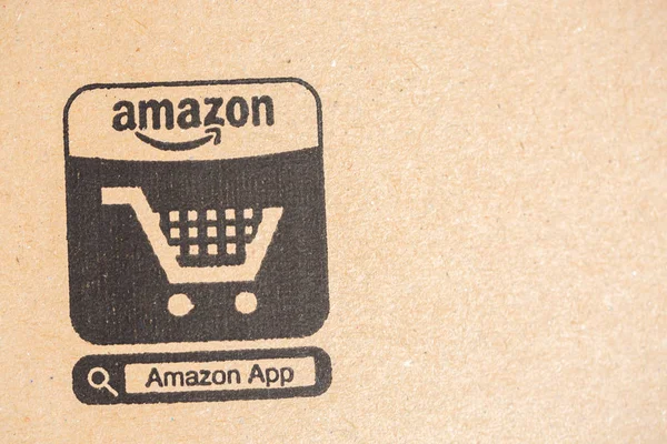 Paris, Prancis - 15 Desember 2016: Paket Parsel Amazon. close-up di ikon Ecommerce. Amazon, adalah sebuah perusahaan komputasi awan dan perdagangan elektronik Amerika Serikat yang berbasis di Seattle, Washington. Dimulai. — Stok Foto