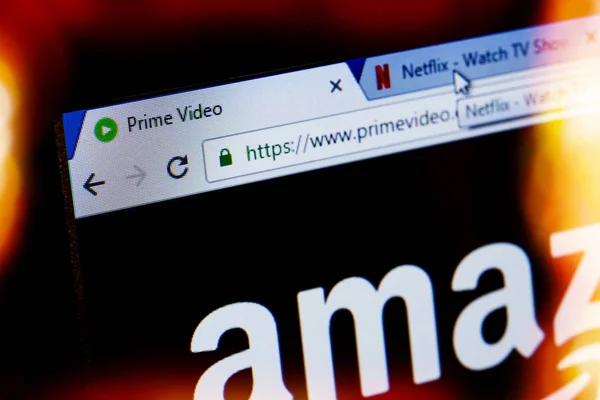 París, Francia - 15 de diciembre de 2016: Amazon Prime Video VS Netflix concept. Página principal del sitio web.Dos pestañas que muestran las páginas de inicio de las empresas líderes que ofrecen servicios de video a la carta competidores Netflix — Foto de Stock