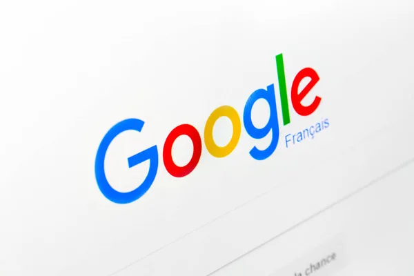 Paris, Frankrike - 15 December 2016: Google.fr homepageon skärmen. Google är världens mest populära sökmotor — Stockfoto