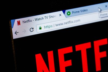 Paris, Fransa - 15 Aralık 2016: Amazon Prime Video Vs Netflix kavramı. Video-on-demand Hizmetleri rakip Netflix sunan lider firmaların giriş sayfaları gösteren Website.Two ana sayfa sekmeleri 