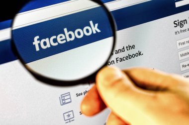 Paris, Fransa - 03 Ocak 2017: Facebook fotoğraf ana sayfasında bir monitör ekran Büyüteç aracılığıyla.