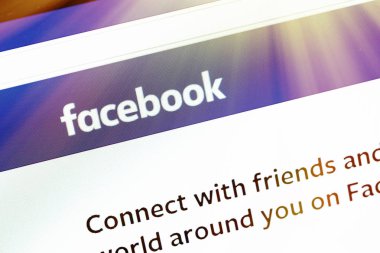 Paris, Fransa - 03 Ocak 2017: Facebook ana bir monitörde editoryal illüstrasyon parlama ile ekran ve yangın etkisi
