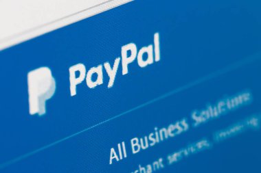 Paris, Fransa - 03 Ocak 2017: Paypal ana bilgisayar ekranında. PayPal bir online ödeme sistemidir