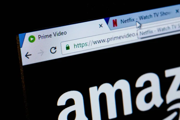 París, Francia - 15 de diciembre de 2016: Amazon Prime Video VS Netflix concept. Página principal del sitio web.Dos pestañas que muestran las páginas de inicio de las empresas líderes que ofrecen servicios de video a la carta competidores Netflix — Foto de Stock