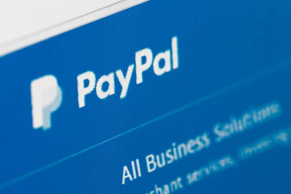 Parigi, Francia - 03 gennaio 2017: Pagina iniziale di PayPal sullo schermo del computer. PayPal è un sistema di pagamento online — Foto Stock