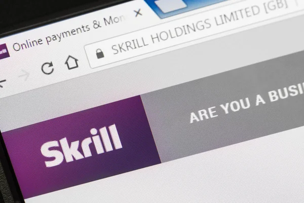 Parigi, Francia - 03 gennaio 2017: Homepage di Skrill sullo schermo del computer. PayPal è un sistema di pagamento online — Foto Stock