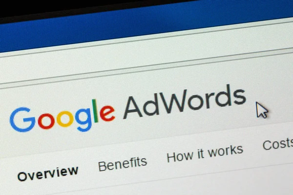 París, Francia - 03 de enero de 2017: Google AdWords es un servicio de publicidad en línea que permite a los anunciantes competir para mostrar una breve copia publicitaria a los usuarios web, basada en palabras clave . Fotos de stock