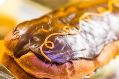 Koyu çikolata ile geleneksel Fransız tatlı