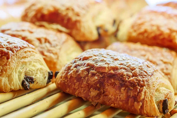 Primer plano sobre el pan de chocolate en la pastelería francesa — Foto de Stock