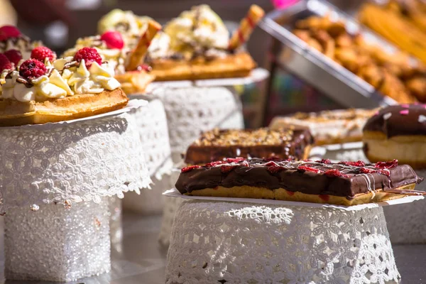 Pasteles franceses en exhibición una confitería en Francia — Foto de Stock