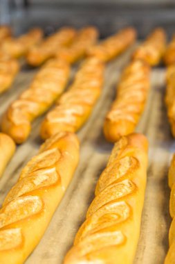 Fransız baget pişirme sonra fırından çıkış