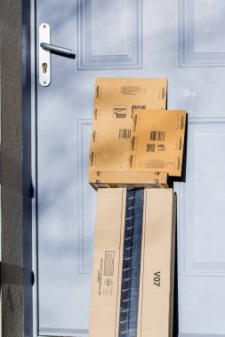 Paris, Fransa - 08 Şubat 2017: Amazon Prime parsel paket önünde bir evin kapı. Amazon, yer bir Amerikan elektronik ticaret ve bulut bilgisayar şirketi, Seattle'da, bir onli başladı