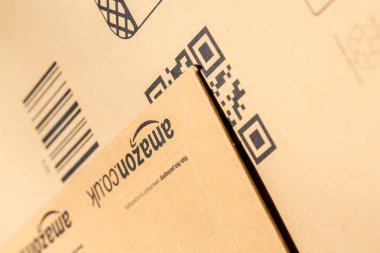 Paris, Fransa - 08 Şubat 2017: Amazon Prime parsel paketleri portre. Amazon, yer bir Amerikan elektronik ticaret ve bulut bilgisayar şirketi, Seattle'da, bir online kitabevi Amazon başladı