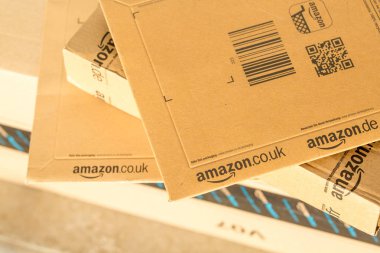 Paris, Fransa - 08 Şubat 2017: Amazon Prime parsel paketleri portre. Amazon, yer bir Amerikan elektronik ticaret ve bulut bilgisayar şirketi, Seattle'da, bir online kitabevi Amazon başladı