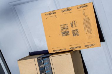 Paris, Fransa - 08 Şubat 2017: Amazon Prime parsel paket önünde bir evin kapı. Amazon, yer bir Amerikan elektronik ticaret ve bulut bilgisayar şirketi, Seattle'da, bir onli başladı
