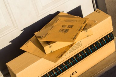 Paris, Fransa - 08 Şubat 2017: Amazon Prime parsel paket önünde bir evin kapı. Amazon, yer bir Amerikan elektronik ticaret ve bulut bilgisayar şirketi, Seattle'da, bir onli başladı