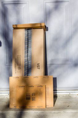 Paris, Fransa - 08 Şubat 2017: Amazon Prime parsel paket önünde bir evin kapı. Amazon, yer bir Amerikan elektronik ticaret ve bulut bilgisayar şirketi, Seattle'da, bir onli başladı