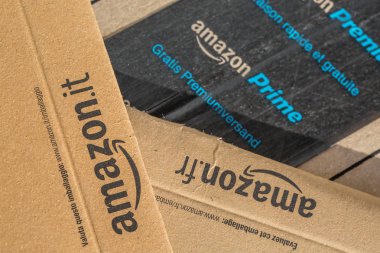 Paris, Fransa - 08 Şubat 2017: Amazon Prime parsel paketleri portre. Amazon, yer bir Amerikan elektronik ticaret ve bulut bilgisayar şirketi, Seattle'da, bir online kitabevi Amazon başladı