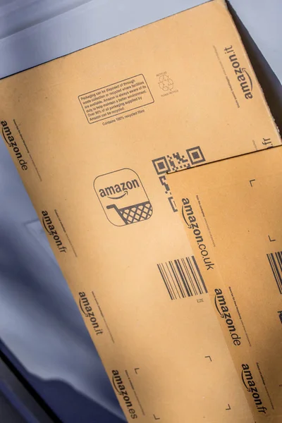 París, Francia - 08 de febrero de 2017: Amazon Prime Parcel Paquete en frente de la puerta de una casa. Amazon, es una empresa estadounidense de comercio electrónico y computación en nube, con sede en Seattle, comenzó como un onli — Foto de Stock