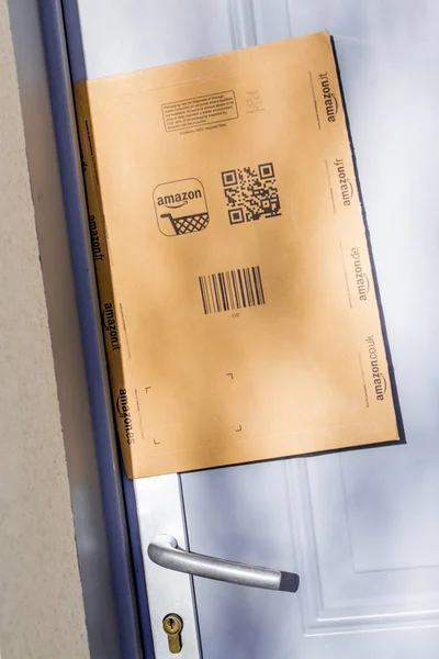 파리, 프랑스-2 월 8 일, 2017: 아마존 프라임 소포 패키지에 붙어 집의 문. 아마존은 미국의 전자 상거래 및 클라우드 컴퓨팅 시애틀에 본사를 둔 회사는 온라인으로 시작 — 스톡 사진