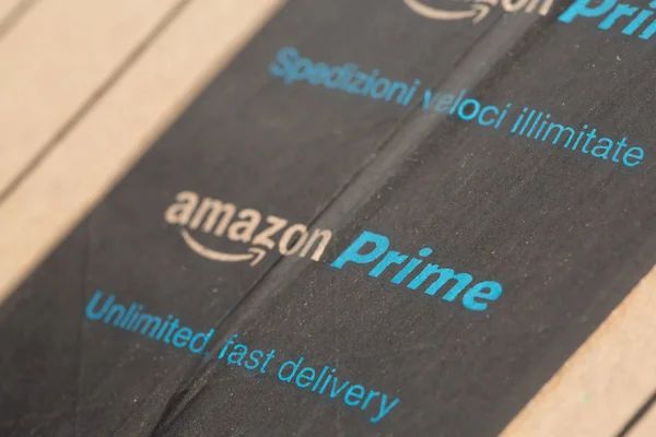 Paris, Fransa - 08 Şubat 2017: Amazon Prime parsel paketleri portre. Amazon, yer bir Amerikan elektronik ticaret ve bulut bilgisayar şirketi, Seattle'da, bir online kitabevi Amazon başladı