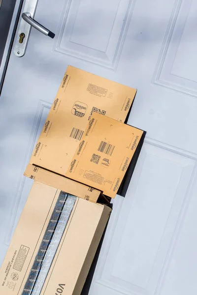 Paris, França - 08 de fevereiro de 2017: Pacote Amazon Prime Parcel na frente da porta de uma casa. Amazon, é uma empresa americana de comércio eletrônico e computação em nuvem, com sede em Seattle, Começou como um onli — Fotografia de Stock