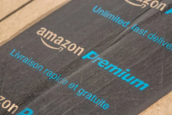 París, Francia - 08 de febrero de 2017: primer plano de Amazon Prime Parcel Packages. Amazon, es una empresa estadounidense de comercio electrónico y computación en nube, con sede en Seattle, comenzó como una librería en línea, Amazon — Foto de Stock