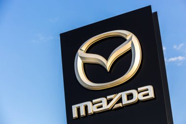 La rochelle, Fransa - 30 Ağustos 2016: Mazda resmi Bayilik işareti mavi gökyüzü. Japon otomotiv üreticisi Mazda kuruluştur