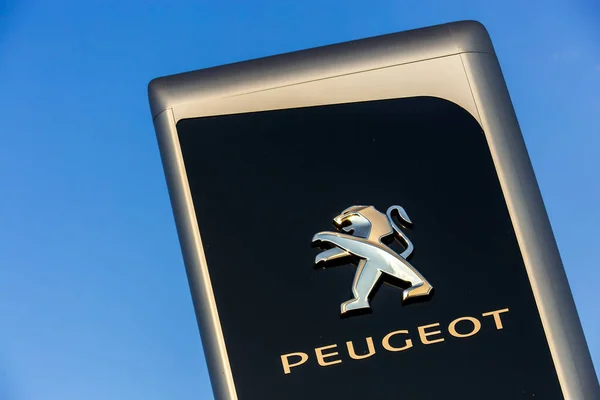 La rochelle, Frankrijk - 30 augustus 2016: teken van de officiële dealer van Peugeot tegen de blauwe hemel. Peugeot is een van de meeste Franse auto fabrikant — Stockfoto