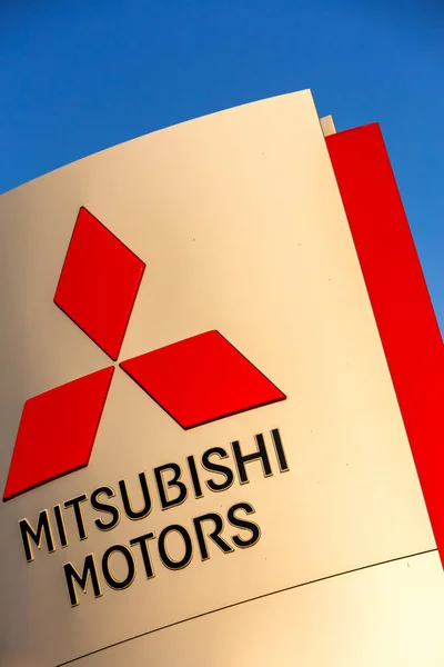 La rochelle, Francia - 30 de agosto de 2016: Concesionario oficial de Mitsubishi contra el cielo azul. Mitsubishi Motors Corporation es un fabricante de automóviles japonés. — Foto de Stock