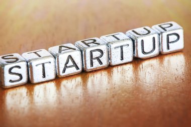 İş Finans kavramı metal harflerle başlatmak