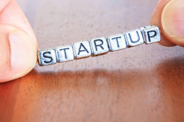 İş Finans kavramı metal harflerle başlatmak