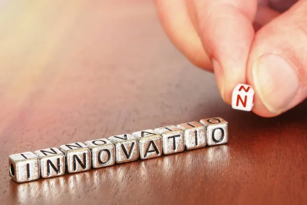 Concepto de financiación empresarial de innovación con letras metálicas — Foto de Stock