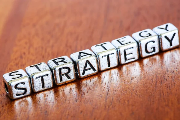 Conceito de estratégia cartas de marketing de negócios colocados em uma mesa em — Fotografia de Stock