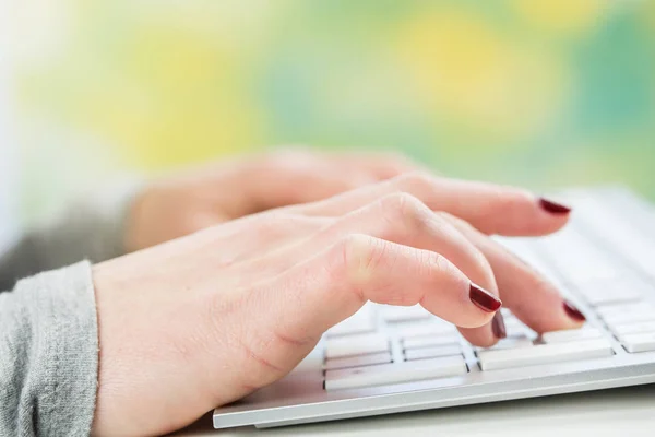 Женские руки или женщина-офисный работник, печатающая на клавиатуре — стоковое фото
