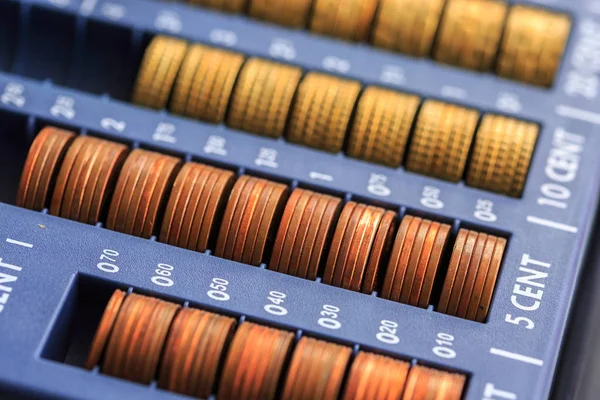 Öppen kassa registrer som innehåller många mynt i euro i raw — Stockfoto