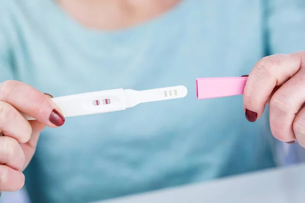 여 자가 임신 테스트 임신 테스트에서 긍정적인 결과 들고 — 스톡 사진