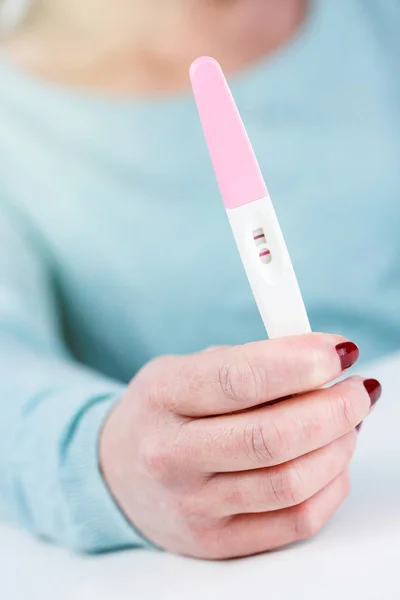 Mulher segurando um teste de gravidez teste de gravidez resultado positivo em — Fotografia de Stock