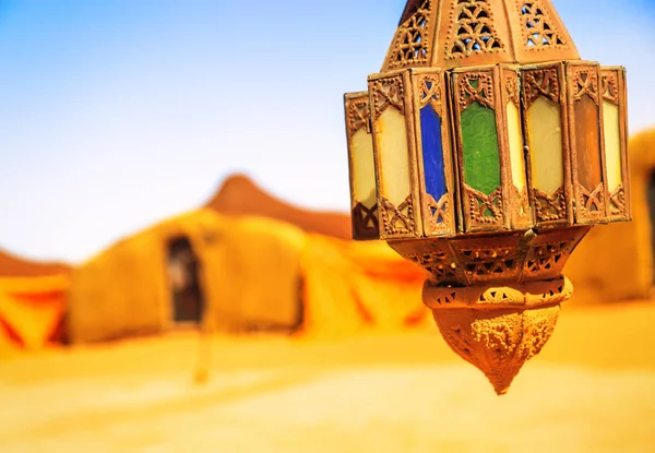Цветная берберская лампа с традиционными палатками кочевников на заднем плане — стоковое фото
