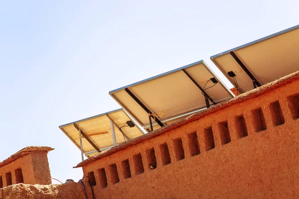 Солнечная панель с домом в пустыне — стоковое фото