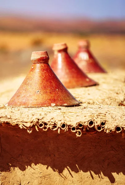 Productie van traditionele Marokkaanse tajine potten gebruikt voor het koken — Stockfoto