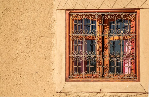 Gerammte Erdmauer mit traditionellem schmiedeeisernen Fenster — Stockfoto
