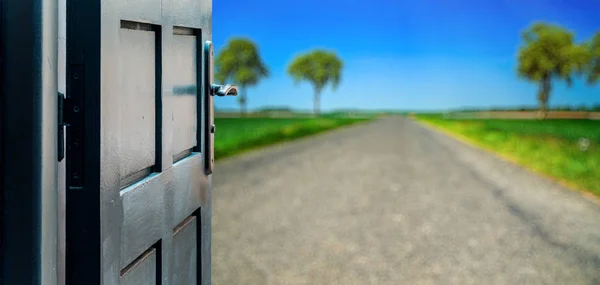 Concepto de puerta abierta a la hermosa carretera contryside paisaje — Foto de Stock