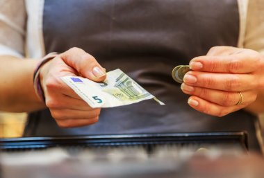 kadın euro banknot ile nakit ödeme