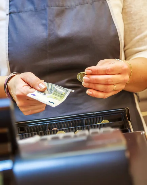 Женщина платит наличными банкнотами евро — стоковое фото