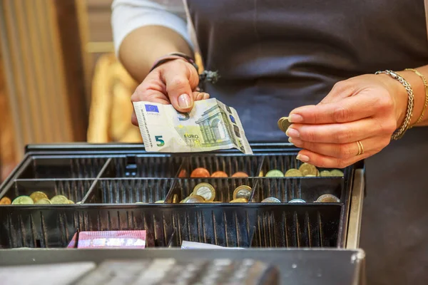 kadın euro banknot ile nakit ödeme
