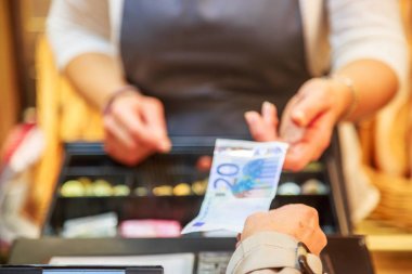 kadın euro banknot ile nakit ödeme