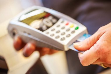 Paris, Fransa - 08 Ekim 2015: Erkek Close-up el yapıyor 